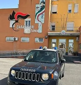 Botte, insulti e minacce per 10 anni, poi il naso rotto e la denuncia: il compagno finisce ai domiciliari