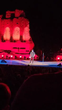 Angelo Duro dal palco di Taormina non accenna alla polemica col sindaco ma commenta i fuochi d'artificio&hellip;