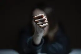 Violenza, sentenza ribaltata: condannato il prof catanese &laquo;che tocc&ograve; il seno solo con i palmi&raquo;