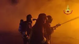 Incendio in una azienda di materiale edile: paura diossina anche a Catania