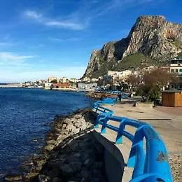 L'alga tossica fa dietrofront, ordinanza del sindaco: Sferracavallo torna tutta balneabile