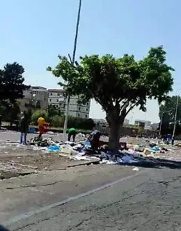 Catania: residenti di via Forcile "prigionieri" del mercato abusivo