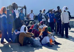 Dramma in mare, salvati 24 migranti: grave una bimba di 3 anni. Sbarco d'urgenza a Lampedusa