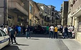 Terrore in strada a Valguarnera: spara e uccide un automobilista e si d&agrave; alla fuga. ci sono anche due feriti