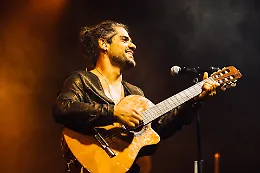 Mannarino a Catania il 5 settembre: una notte di folk e poesia alla Villa Bellini