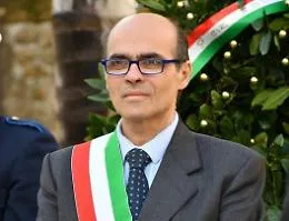 Nuova intimidazione al sindaco Spinelli: lettera di minacce sul portone del Comune
