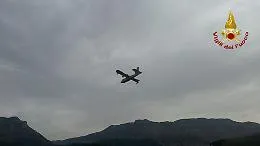 Fiamme sulle colline messinesi, Canadair in azione su Salice e Castanea