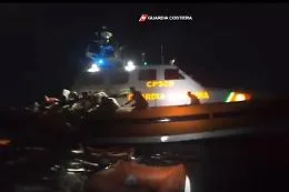 Barcone naufraga a Lampedusa, morta una bimba di due anni, ma ci sono altri otto dispersi