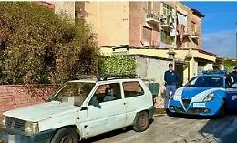 Sdraiato sul divano sul tetto di una Panda a spasso per Catania, la giustificazione &egrave; incredibile