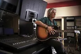 Luciano Ligabue, le corde del suo rock scaldano Messina