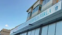 Albero di Natale in fiamme, in ospedale due donne intossicate 