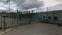 Appicca il fuoco in cella all'Ucciardone: gli agenti evitano il peggio