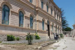 Entrata secondaria dell'ospedale di Scicli al buio da settimane, il sindaco sferza l'Asp 
