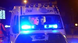 Cade da un'altezza di quattro metri durante un trasloco, grave un giovane. Indagano i carabinieri