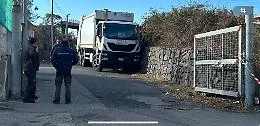 Schiacciato tra il camion e un muro: grave un operaio di Giarre alla guida dell'autocompattatore