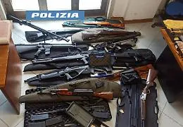 Nella mansarda nascondeva un arsenale con 22 tra fucili, pistole, carabine e revolver