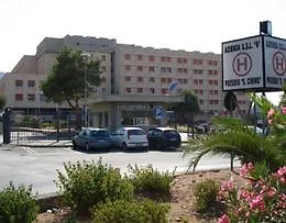 Va a misurarsi la pressione ubriaco, picchia gli infermieri e tenta di rubare una pistola: arrestato