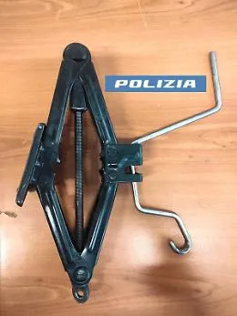 Catania, preso mentre rubate le ruote di un'auto in via Santissima Trinit&agrave;