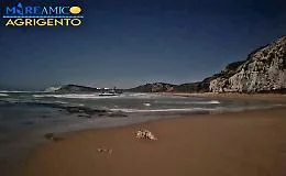 Sbarco a Torre Salsa, il barcone si capovolge a pochi metri dalla riva: un cadavere sulla spiaggia