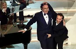 &laquo;Salutare toccando i genitali &egrave; pratica sdoganata&raquo; e in aula mostrano una foto di Baudo e Benigni