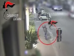 Catania, aggredisce un anziano per rapinarlo ma la videosorveglianza riprende tutto: arrestato