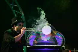 La magia delle bolle di sapone di Marco Zuppi e Rolanda al Biondo di Palermo