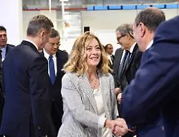 Giorgia Meloni a Catania, la fabbrica del sole e le strette di mano
