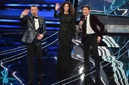 Sanremo: Amadeus sembra "frenato", Gianni Morandi &egrave; un mattatore, Ferilli algida