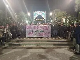 A Villa Bellini il corteo dopo lo stupro della ragazzina: &laquo;La violenza &egrave; ormai un fenomeno culturale&raquo;
