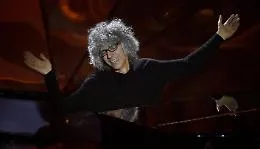 Allevi racconta la malattia, l'emozione travolge Sanremo. "Ho perso molto ma non la speranza e la voglia di immaginare"