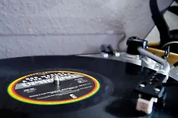 Messina Vinyl Fest 2026: DJ set esclusivi in vinile, workshop e market sulla spiaggia