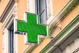 Analisi del sangue in farmacia e stop ai diplomifici: cosa c'&egrave; nel ddl "semplificazioni"