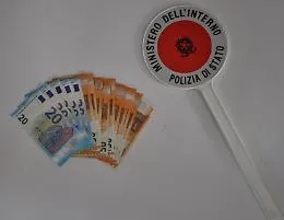 Anziana dimentica 600 euro ad un Postmat: il gesto civico di un giovane la sorprende