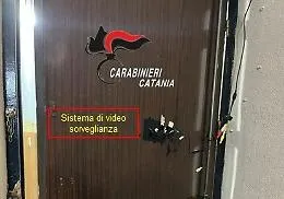 Catania, il pusher dietro la scrivania con la droga e il listino dei prezzi: arrestato