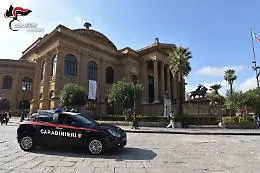 Stampava banconote, codici fiscali, patenti e carte di identit&agrave;: arrestato falsario a Palermo