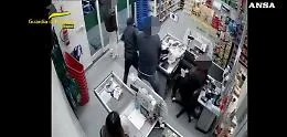 Rapinatore fermato da finanziere fuori servizio: il video dell'intervento