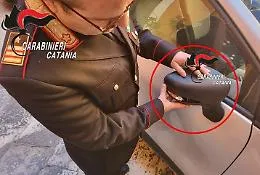 Truffa dello specchietto a Calatabiano: l'autore, seriale, &egrave; un 21enne di Siracusa