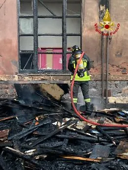 Catania, fiamme nell'ex ospedale Vittorio Emanuele: i vigili usano la schiuma