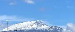 Sull'Etna c'&egrave; la neve fuori stagione ma nei prossimi giorni torna il caldo (anche 30&deg; C): clima sempre pi&ugrave; pazzo