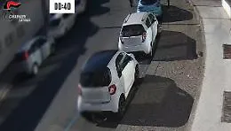 Quaranta secondi per rubare un'auto a Catania: ecco i due ladri all'opera (e ora presi)