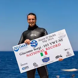 E' sceso a 105 metri di profondit&agrave; e senza pinne: il nuovo record italiano di apnea &egrave; del trapanese Giacomo Sergi