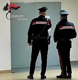 Mascalucia, stacca un dito del padre a morsi dopo una lite
