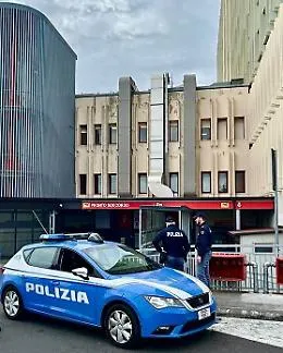 Ha gravi ferite dopo un incidente stradale ma scappa dall'ospedale: rintracciato (e salvato) dai poliziotti a Catania