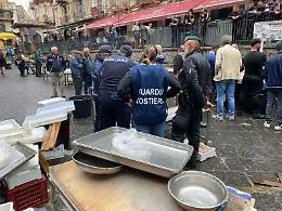 Il blitz alla "pescheria" di Catania tra pesce non tracciato, lavoro nero e irregolarita amministrative