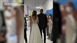 Gli sposi in ospedale dal pap&agrave; malato di SLA: il video che ha commosso il web