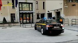 Giro di vite sugli scooter elettrici illegali, la Guardia di finanza ne sequestra altri 300 a 19 venditori
