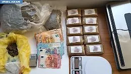Librino: arriva la polizia, butta gi&ugrave; dal balcone un borsone pieno di droga e contanti
