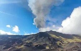 Etna in attivit&agrave;: colata in raffreddamento nella Valle del Bove, nuova bocca a Monte Rittmann e nube della Voragine