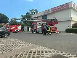 Giarre, incendio nel magazzino di un megastore: centro commerciale devastato dalle fiamme