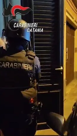 Si fa un selfie con una pistola e manda la foto in una chat del gruppo dei "cursoti milanesi": arrestato